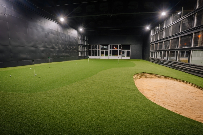 Iekštelpu golfa ripināšanas grīns ar mākslīgo zālienu un smilšu bunkuru